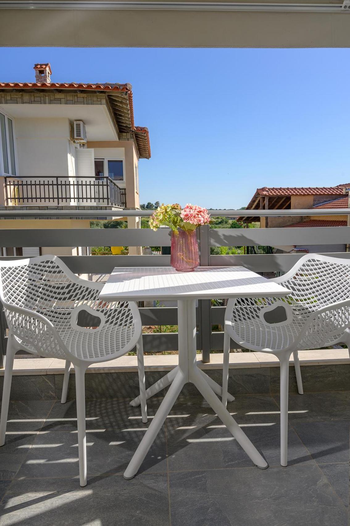 Meltemi Luxury Apartments Nea Roda Buitenkant foto